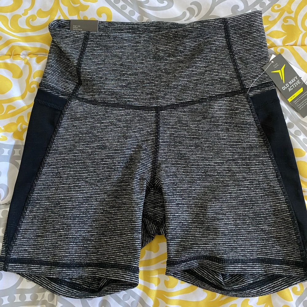 Old navy women’s active biker shorts Medium